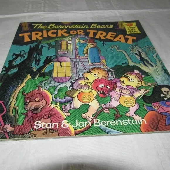 The Berenstain Bears TRICK OR TREAT Color Illustrated Paperback Learning to Read - Picture 1 of 4